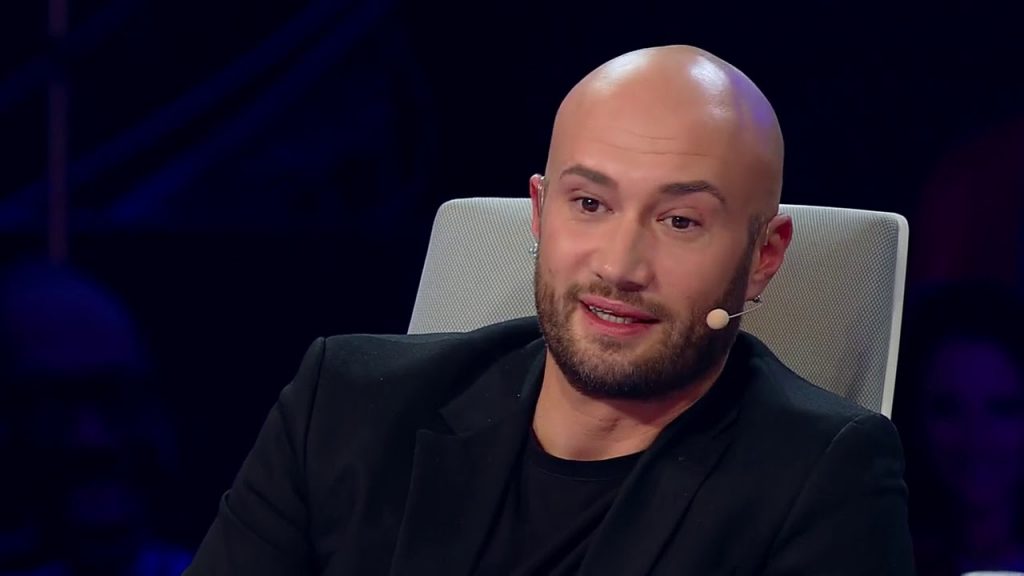 Imagine Stire Moment interzis la iUmor! Violeta Niculae şi-a dat jos lenjeria intimă şi a început să cânte cu… Mihai Bendeac, oripilat: „Să i se oprească microfonul” | 2review.ro