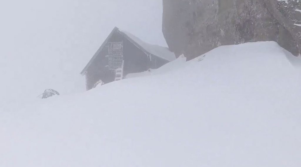 România, lovită de ninsori și viscol puternic! Imaginile din iadul alb filmate în azi în Munții Bucegi | VIDEO