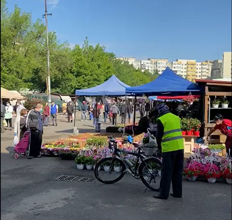 Imagine Stire Relaxare totală la Piața Obor. Oamenii au ieșit din casă de 1 mai la…cumpărături. VIDEO | 2review.ro