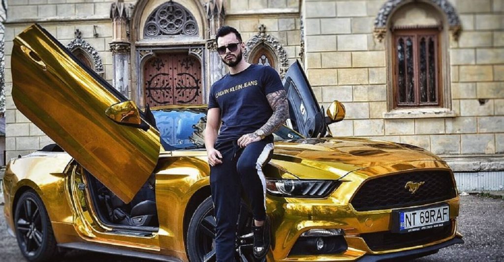 Imagine Stire Răspunsul uluitor dat de Rafaelo, după ce s-a spus că face videochat. Din ce produce bani tânărul care a rupt în două Youtube-ul, alături de Vulpița | 2review.ro