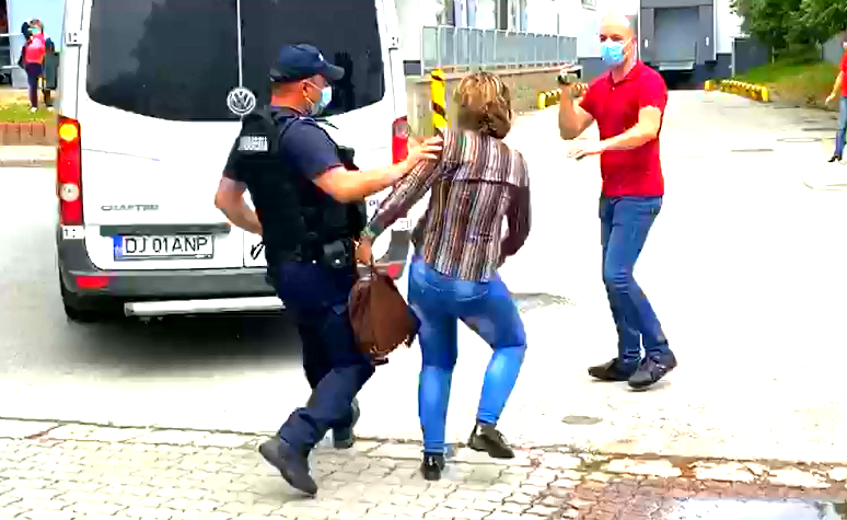 VIDEO. Scandal monstru în curtea Tribunalului Olt, după procesul lui Gheorghe Dincă. Mama Luizei, bruscată de jandarmi: ”Sunteți aici să apărați victimele, nu infractorii.”