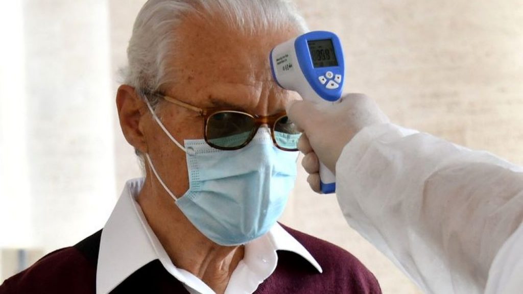 Imagine Stire Un bărbat din Iași a mers la supermarket, iar paznicul i-a luat temperatura. A urmat un dialog halucinant: ”Vii, tu, de la coada vacii, să te iei de un om în etate că nu e medic…” | 2review.ro