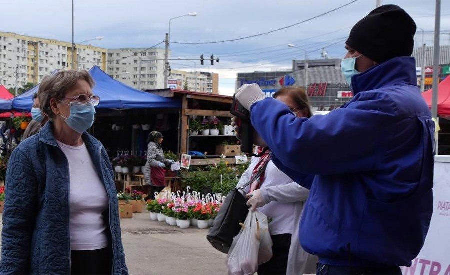 Imagine Stire De necrezut! Câți lei primește salariu un agent care scanează temperatura la intrarea în supermarket-uri | 2review.ro