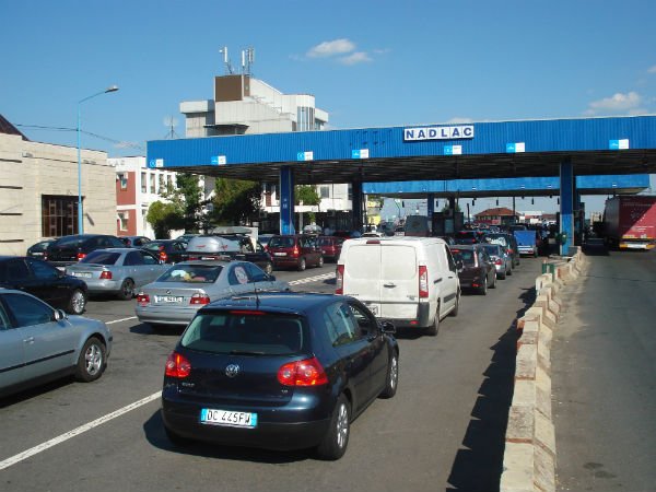 Imagine Stire Revoltă a polițiștilor din vama Nădlac: „Noi la muncă venim pentru voi, voi ne înjurați!”. VIDEO | 2review.ro