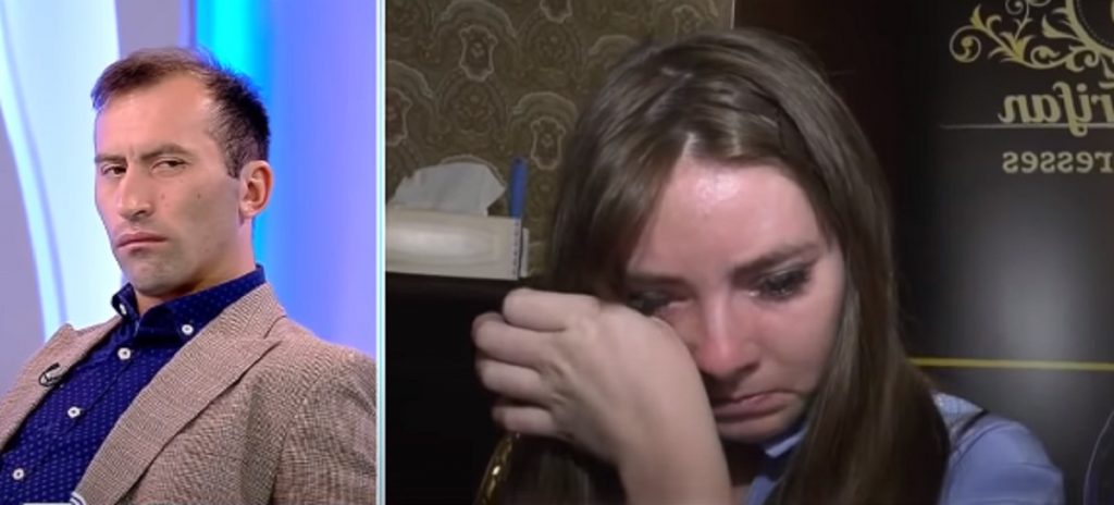 Imagine Stire Vulpița de la Acces Direct a semnat primul contract de muncă, plângând! Viorel, foc și pară pe reușita soției: „Nu are niciun drept” | 2review.ro