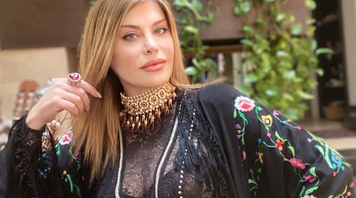 Imagine Stire Loredana Groza, critici acide după un selfie cu sânii “evadați” din decolteu! Artista le-a dat peste nas cârcotașilor | 2review.ro