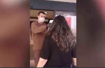 Imagine Stire O femeie a făcut scandal la intrarea în magazin după ce i s-a cerut să fie scanată! Dialogul este uluitor | 2review.ro