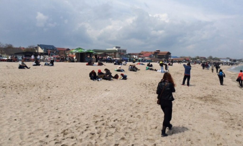 Imagine Stire S-au redeschis plajele în Vama Veche. Cât costă un șezlong, față de anul trecut, și câți oameni pot sta la soare | 2review.ro