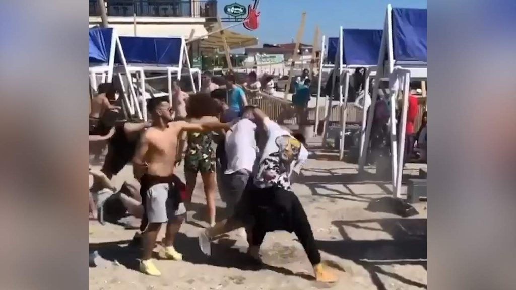 Imagine Stire Bătăie ca în filme pe plaja din Vama Veche. Tinerii își împart pumni ca în filmele cu Bruce Lee. VIDEO | 2review.ro