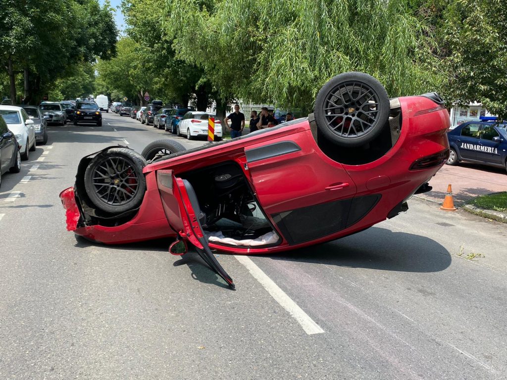 Imagine Stire Mașină răsturnată pe Șoseaua Nordului din București! Iubita lui Ciro Castellano era la volan | 2review.ro