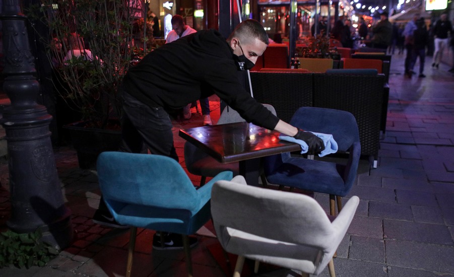 Imagine Stire Cum a fost „pedepsit” un client de chelner la o terasă din Centrul Vechi: „Dacă nu aveți mască, o să vă…” | 2review.ro