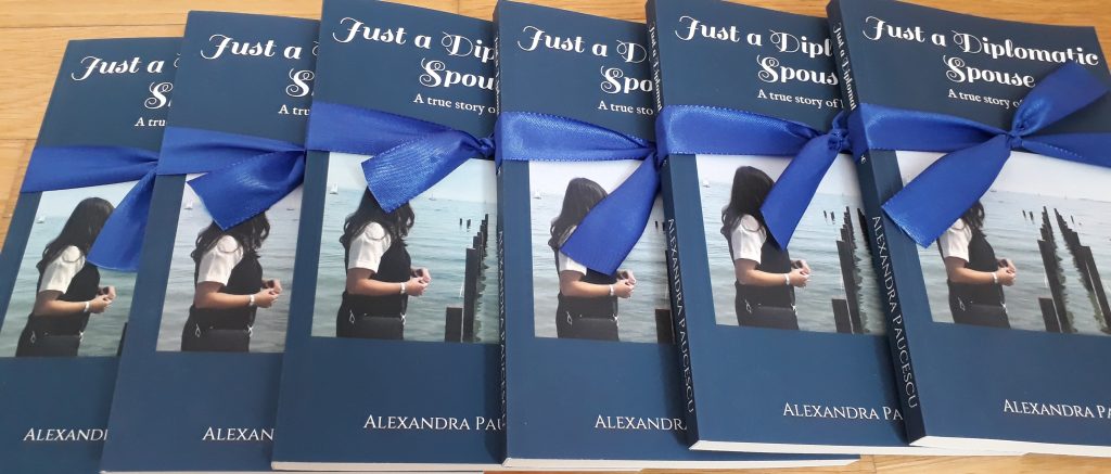 Românca Alexandra Paucescu face senzație în lume după ce a lansat, pe vremuri de pandemie, cartea „Doar o soție de diplomat”