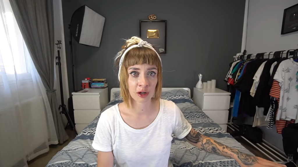 Imagine Stire Bianca Adam, cea mai urmărită vloggeriță din România, bătută în parcare: ”Iese cu un fier din ăla de 2-3 metri, mi-l înfige în picior…” | 2review.ro