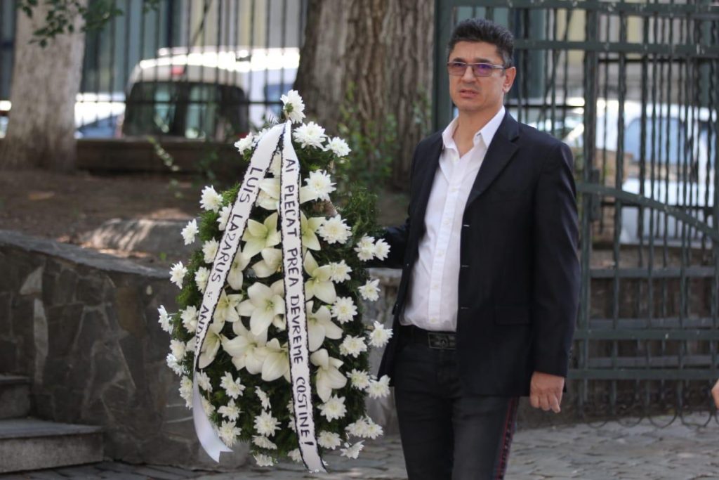 Imagine Stire Cu cine şi-a făcut apariţia Luis Lazarus la înmormântarea lui Costin Mărculescu. Mesajul emoţionant: „Prea devreme, Costine” | 2review.ro
