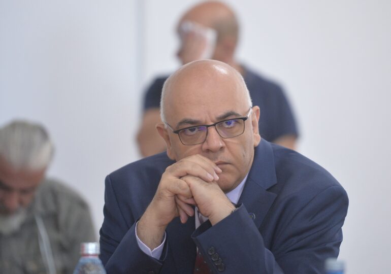 Imagine Stire Raed Arafat, despre conspirațiile COVID: „Se uită la tine, din păcate, cum poate chiar mori în fața lui” | 2review.ro