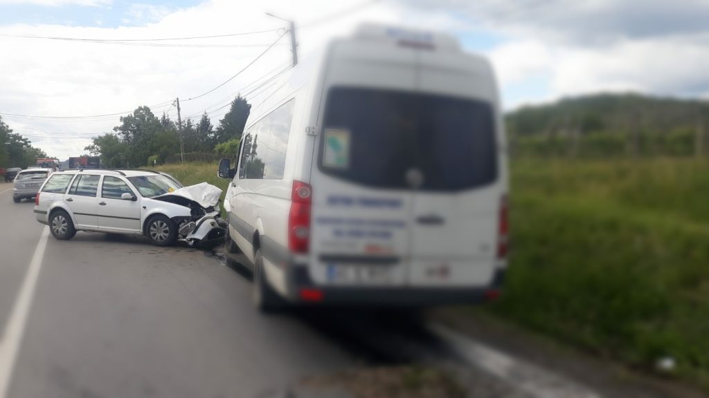 Accident grav în Argeș! Un microbuz și un autoturism au intrat în coliziune. Trei persoane au ajuns la spital