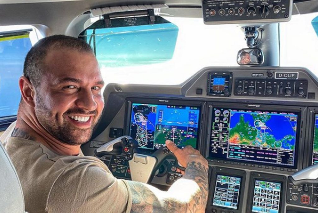 Imagine Stire Între două nu te plouă, dar nici bine nu îți este! Alex Bodi le-a spus „pa-pa” Biancăi și Dariei și a plecat în vacanță cu fosta soție | 2review.ro