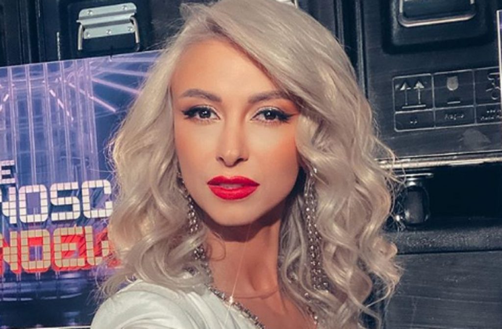 Imagine Stire Dovada că Andreea Bălan suferă în continuare, după despărțirea de George Burcea. Detaliul dureros observat de un fan, într-o fotografie cu artista | 2review.ro