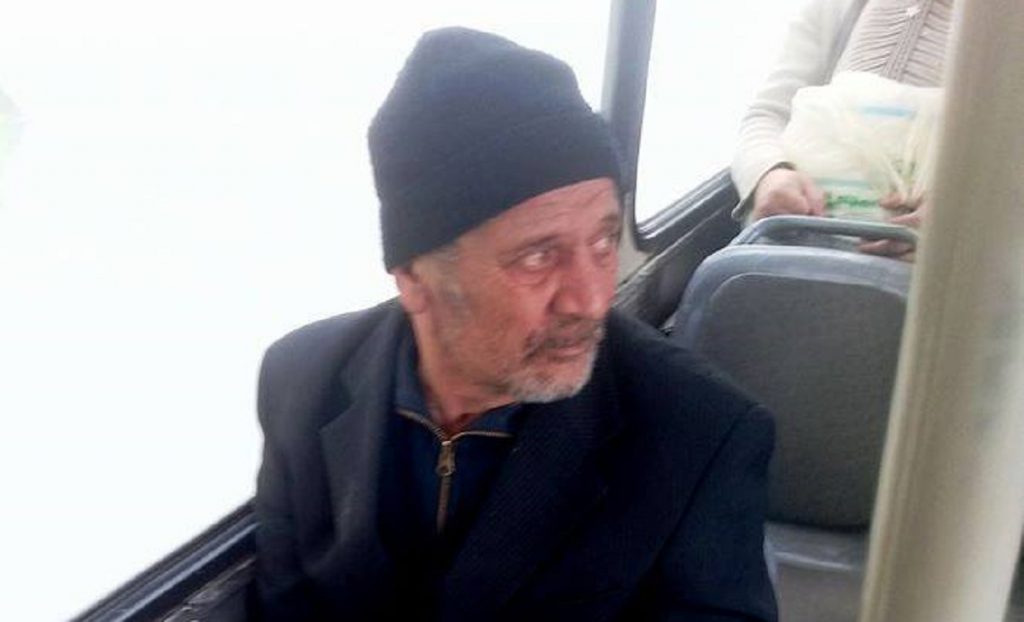Ce a păţit acest bătrân după ce s-a urcat în autobuz, în Iaşi, fără să poarte mască de protecţie! Linşat de călători: „Vai şi amar”