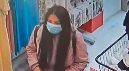 În plină pandemie, două femei din Bacău au fost prinse în timp ce furau sutiene, cu măști medicinale pe față