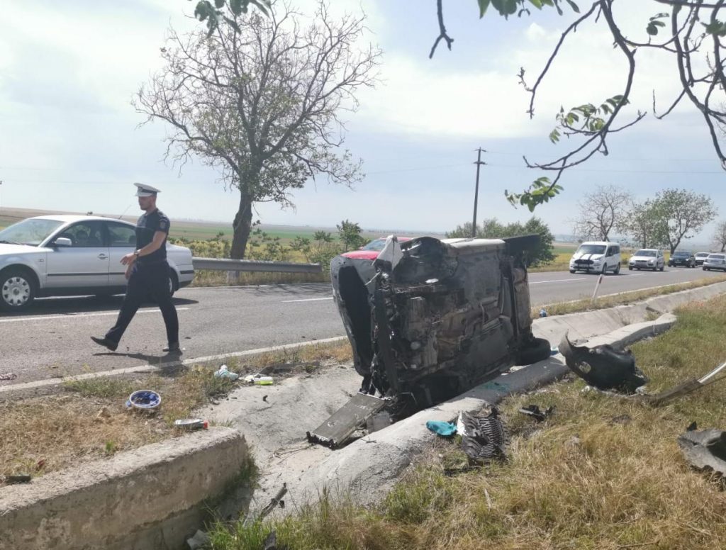 Accident grav în județul Tulcea. Un șofer a pierdut controlul mașinii, a ieșit de pe drum și s-a izbit de… FOTO