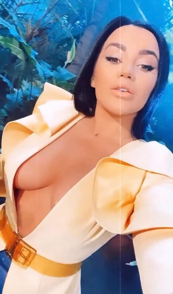 Carmen își arată formele de fiecare dată când are ocazia 