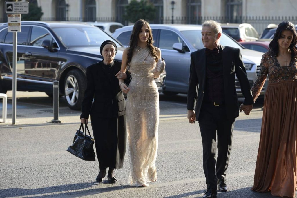Imagine Stire Ce ruşine! Cum a fost surprinsă Cristina Becali cu iubitul, în plină stradă. Cu cine se iubeşte fiica cea mică a lui Gigi Becali | 2review.ro