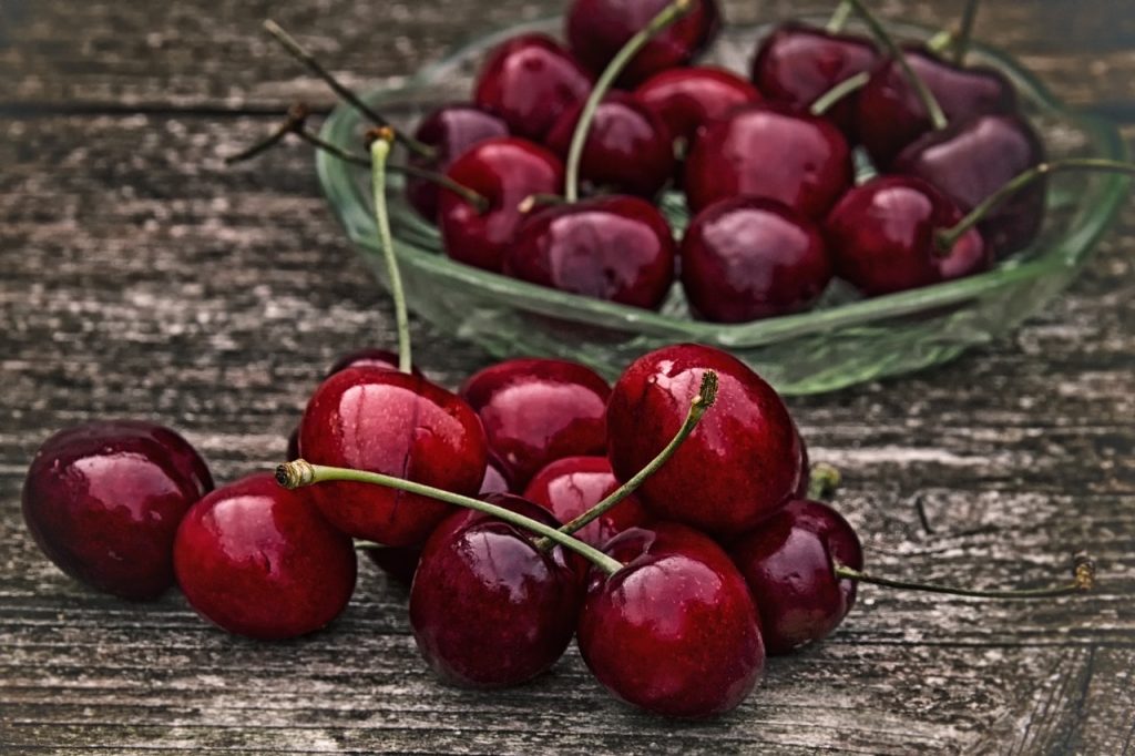 Cele mai simple 3 reţete cu cireşe, fructele lunii iunie. Nu dai niciodată greş cu ele