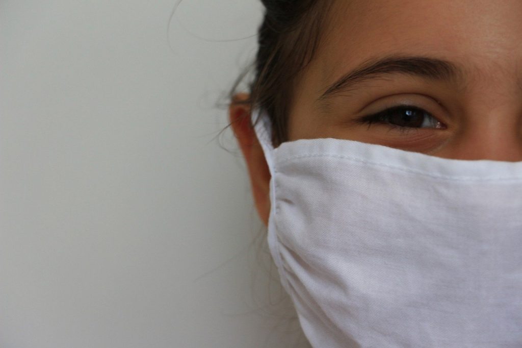 Imagine Stire Pericolele ascunse în măștile de protecție, pe timp de caniculă. Medicii atenționează: „Oamenii uită să se hidrateze” | 2review.ro
