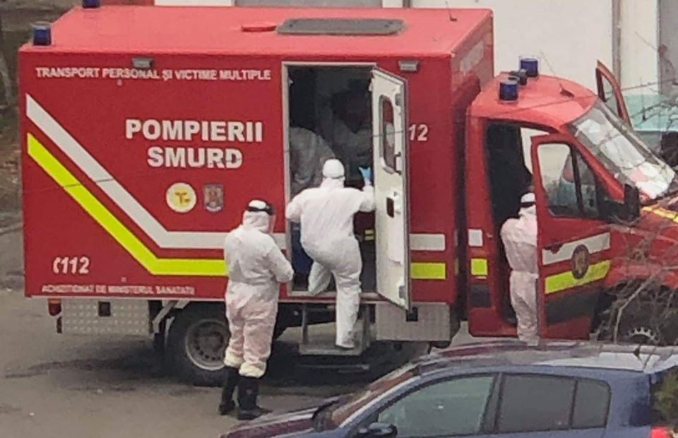Imagine Stire Românii nu respectă distanțarea socială! Imagini elocvente din Mamaia. Sute de turiști s-au prins într-o horă și… | 2review.ro