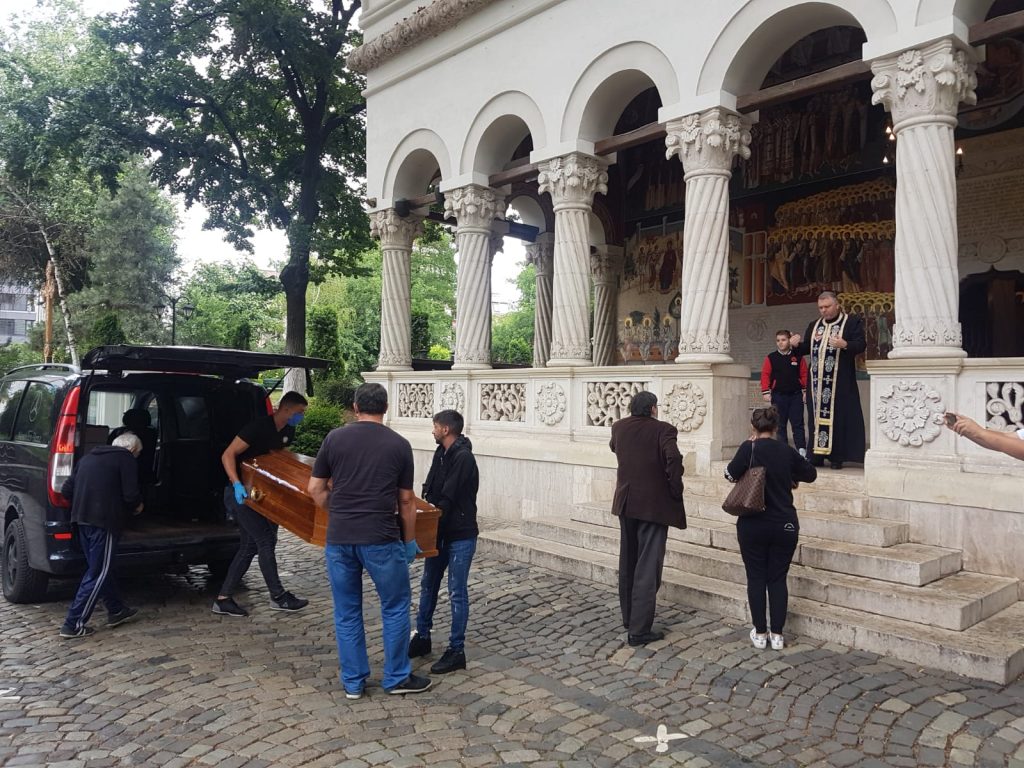 Imagine Stire Ce scrie pe crucea lui Costin Mărculescu. Greşeala cutremurătoare făcută de apropiaţi | 2review.ro