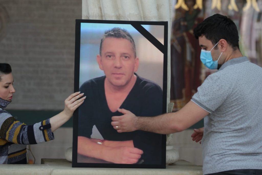 Imagine Stire Mara Bănică și Pepe, distruși la înmormântarea lui Costin Mărculescu | 2review.ro
