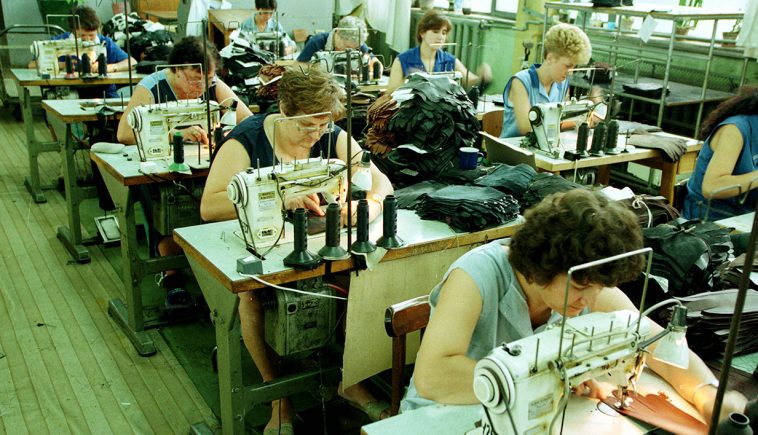 Imagine Stire Pericolul nu a dispărut! A apărut un mare focar de coronavirus în Urziceni! 21 de angajate ale unui atelier de croitorie au fost confirmate cu SARS-COV-2 | 2review.ro