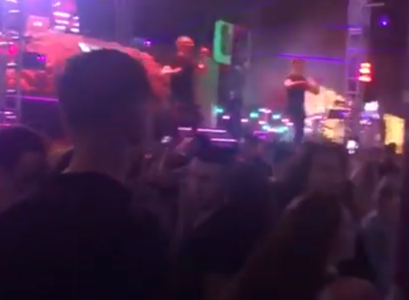 Imagine Stire VIDEO | Sute de tineri au petrecut într-un club din Iași, sfidând regulile de distanțare socială | 2review.ro