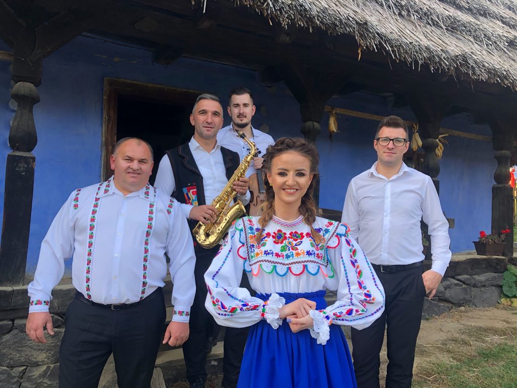 Imagine Stire Cântăreața Lavinia Pop, amintiri emoționante: ”Învățam cântece patriotice vechi cu bunica mea, mă imaginam în…” | 2review.ro