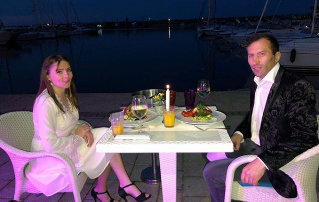 Imagine Stire Vulpița și Viorel de la Acces Direct, prima vacanță la mare. Au luat cina romantică și au plănuit să mai devină o dată părinți! | 2review.ro