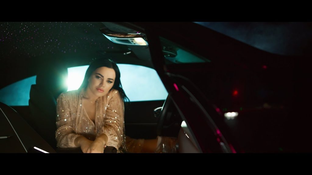 Imagine Stire Carmen de la Sălciua se reinventează și nu încetează să-și surprindă fanii: ”Cât de naivă mă crezi”! Cântăreața apare în ipostaze HOT în bolidul de lux al lui Alex Bodi | 2review.ro