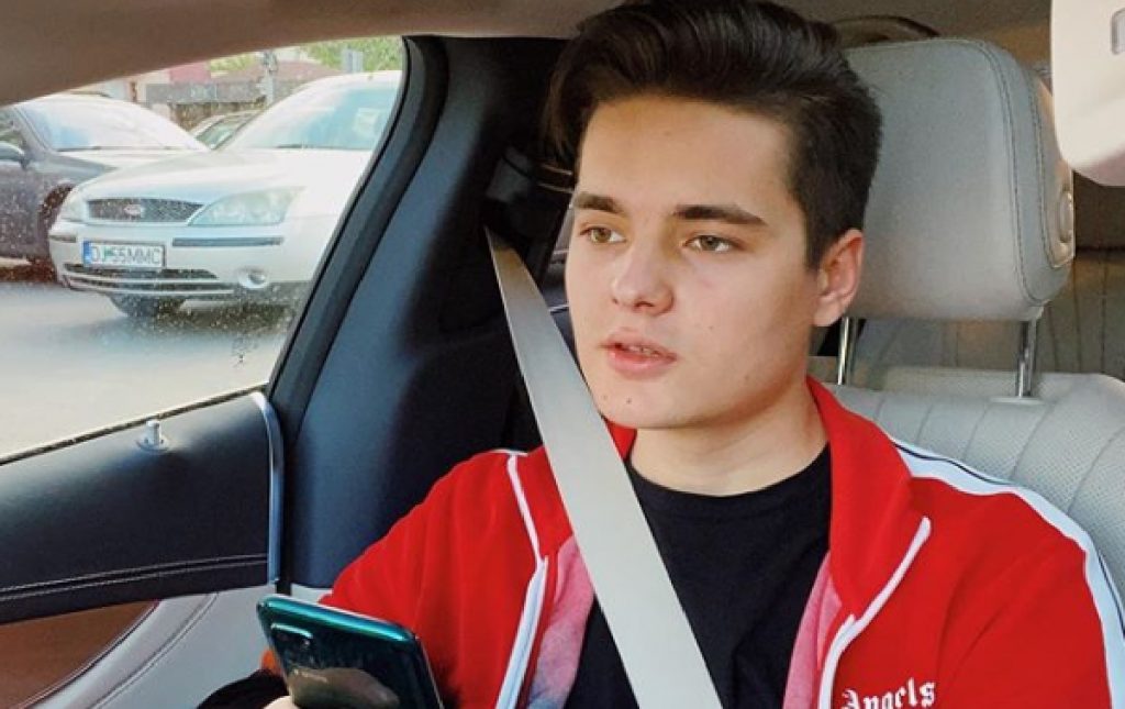Imagine Stire Cum a apărut îmbrăcat Selly de la 5Gang la proba de ieri de la Bacalaureat! A coborât dintr-o limuzina Mercedes CLS de 75.000 de euro | 2review.ro