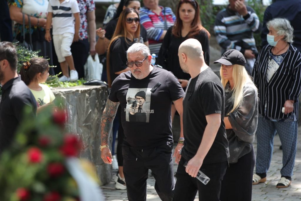Imagine Stire Serghei Mizil, apariţie inedită la înmormântarea lui Costin Mărculescu. Ce mesaj avea scris pe tricou | 2review.ro