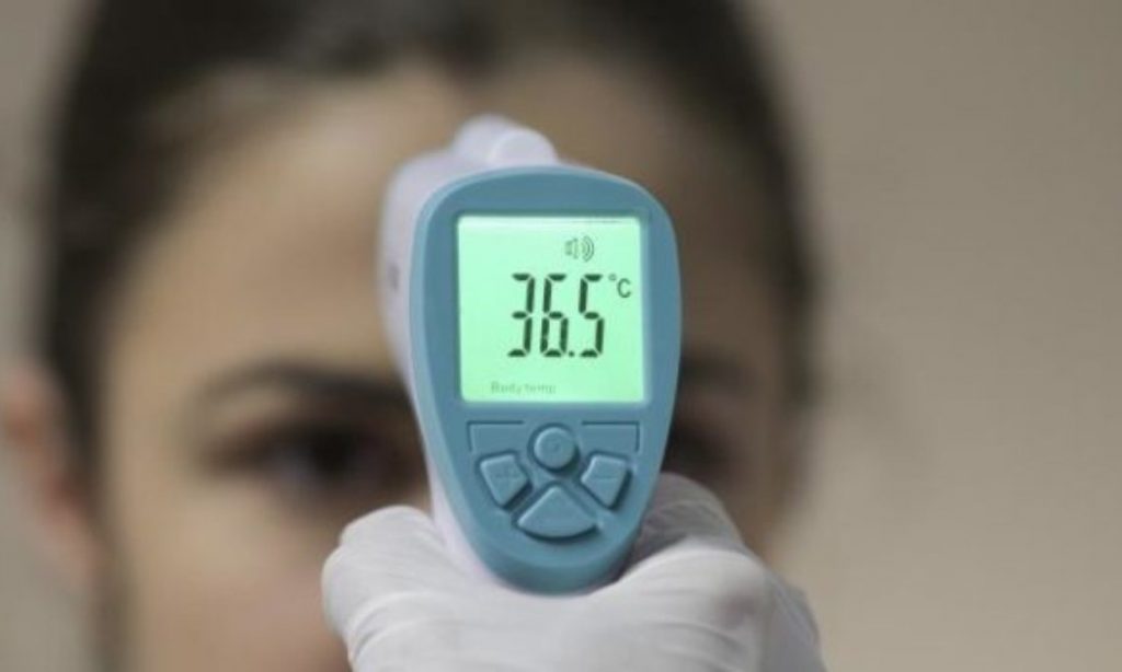 Imagine Stire Măsurarea temperaturii la intrarea în supermarket: ”Ați venit toți, așa, o dată… acum hai… treceți!” | 2review.ro