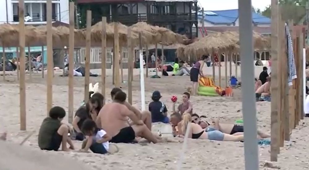 Imagine Stire Românii fără răbdare. Sute de turiști au năvălit pe plaja din Vama Veche fără să aibă voie | 2review.ro