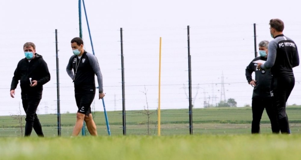 Imagine Stire Fotbaliștii pot scăpa de calvarul cantonamentelor: „Dacă cluburile decid să renunţe la cantonament, atunci o vor face sub semnătură, asumându-şi răspunderea!” | 2review.ro