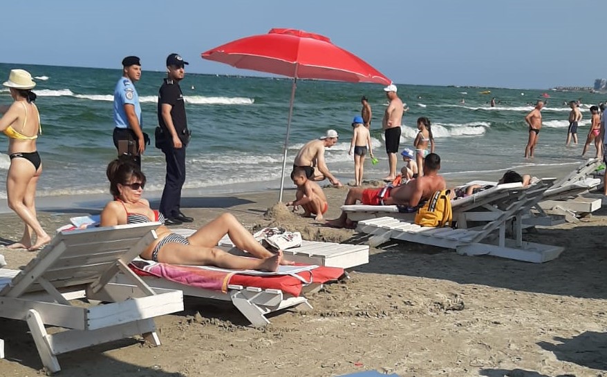 Imagine Stire GALERIE FOTO | Poliția și Jandarmeria, la plimbare pe plajă! Nu au dat nicio amendă, deși aveau de ce | 2review.ro