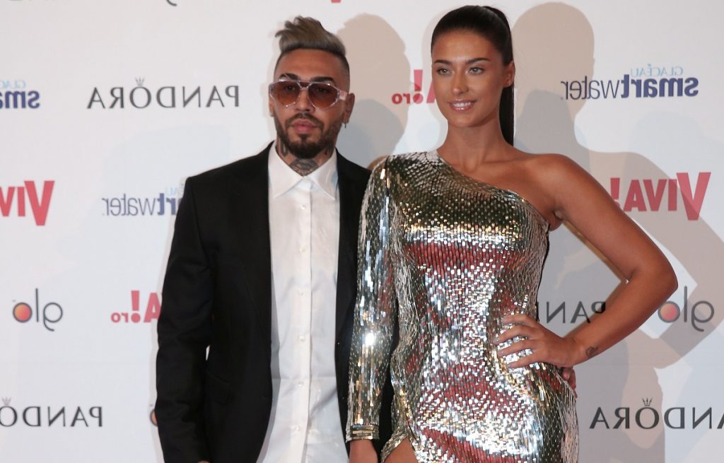 Imagine Stire Antonia și Alex Velea, „picanterii” în văzul tuturor. Oamenii au rămas muți de uimire când au văzut cum se comportă artiștii, într-un club din Mamaia | 2review.ro