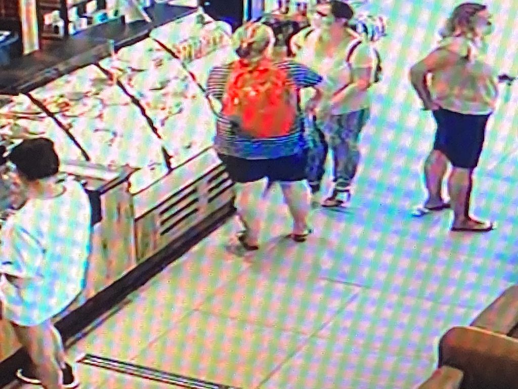 Scandalos! Ce a făcut o femeie după ce a găsit pe jos o bancnotă de 100 de lei, în Sun Plaza Mall din București. Camerele de supraveghere au filmat tot!