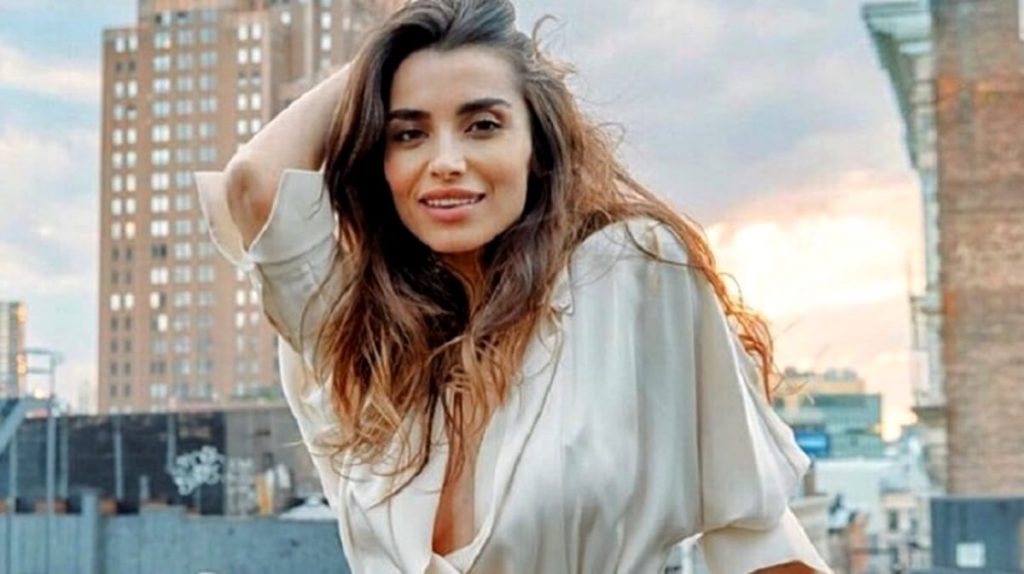 Imagine Stire Lili Sandu a răbufnit pe Instagram: ”Un tată nu-și poate ține copilul în brațe din cauza unor reguli”. Ce a supărat-o pe vedetă | 2review.ro