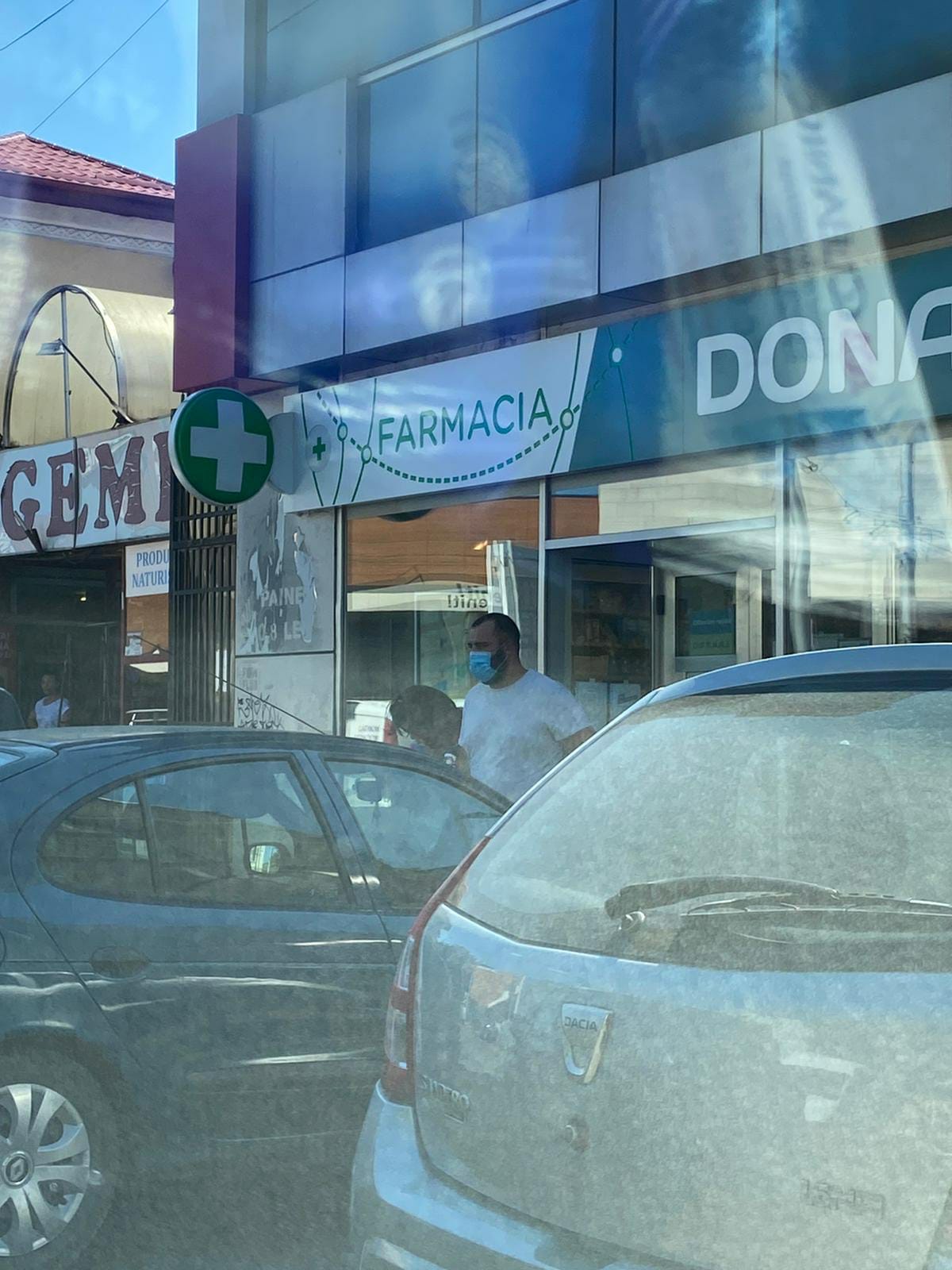 Șoferul Gabrielei Firea a oprit la o farmacie, de unde i-a adus medicamente primarului general