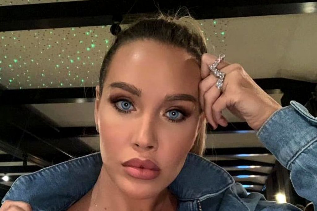 Imagine Stire Problemele se țin lanț de Raluca Podea! După moartea tatălui său, blondina a ajuns pe perfuzii: ”Abia văd să merg” | 2review.ro