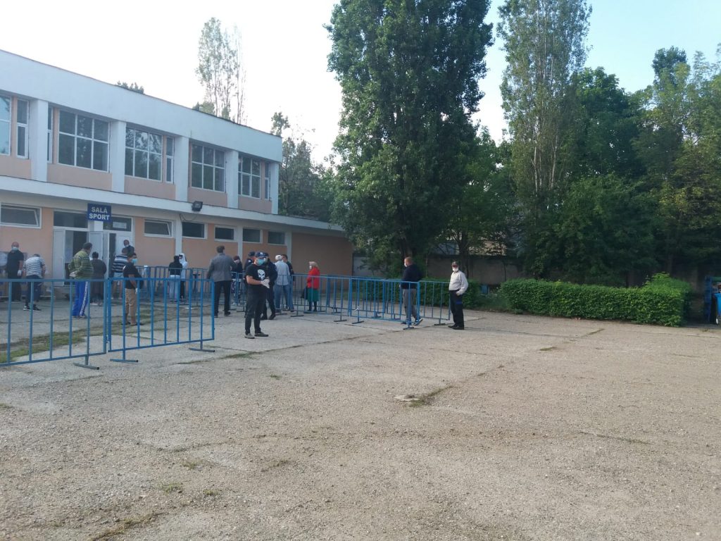 Imagine Stire FOTO | Situație incredibilă la Craiova! Au venit să ridice ajutoarele sociale cu bolidul sau cu taxiul!  | 2review.ro