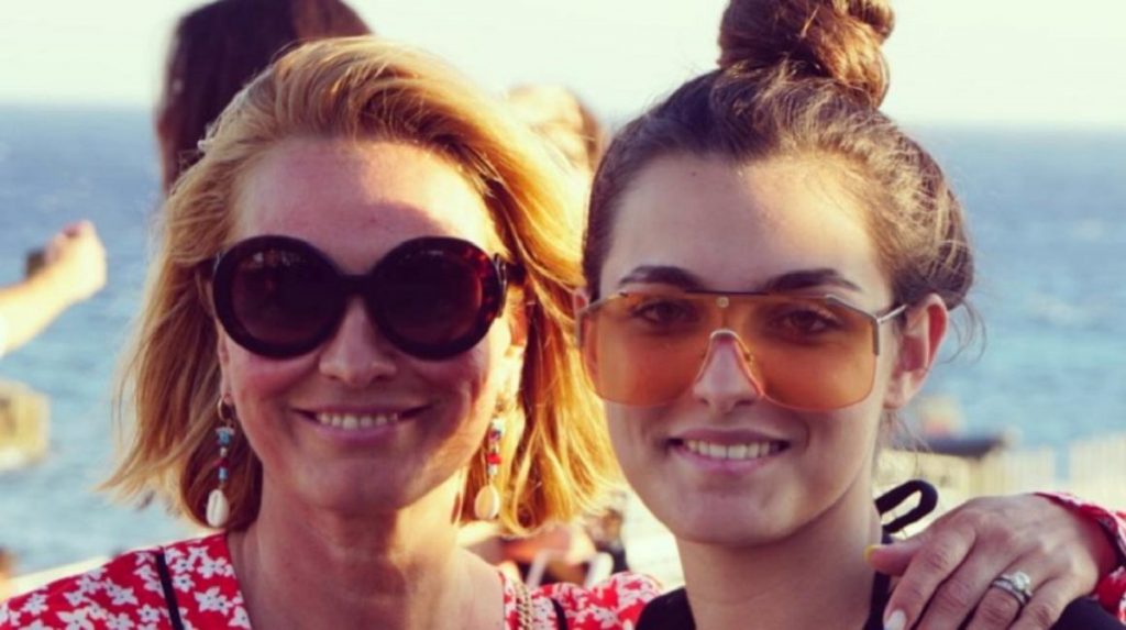 Imagine Stire Cum a reacționat Andreea Esca după ce fiica ei, Alexia Eram, a postat o poză cu ea aproape dezbrăcată făcând plajă | 2review.ro